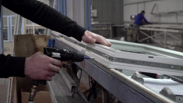 Krasnodar, Russie, avril 2021. Processus d'installation de raccords sur une fenêtre en plastique à l'usine. Usine pour la fabrication de fenêtres modernes — Video