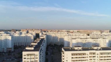 Yüksek binaları olan büyük bir kentsel alanın havadan görüntüsü. Çok katlı binaların çatıları, modern bir şehir. Şehir inşaatı