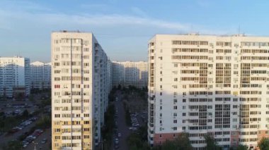 Şehir bloğunda çok katlı standart apartmanlar var. Şehir manzarası, hava manzarası