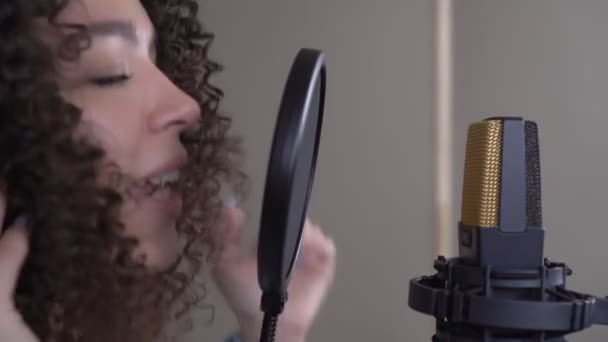 Bir kayıt stüdyosunda şarkı söyleyen modern bir kadın portresi. — Stok video