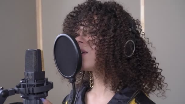 Giovane cantante donna moderna sta registrando una canzone in uno studio di registrazione — Video Stock