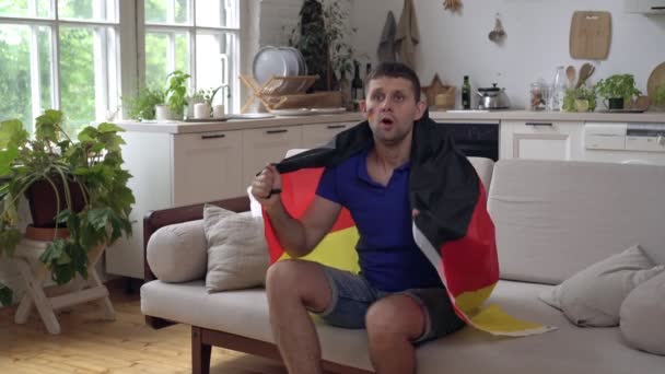 Fan german de sport masculin sau fotbal acasă cu steagul Germaniei — Videoclip de stoc