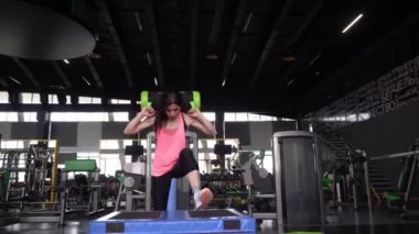 Aktif sporcu bir kadın spor salonuna gider ve spor salonuna gider.