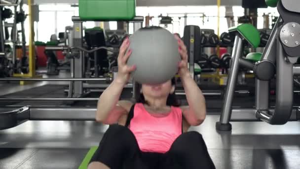 Mladá aktivní žena třese břišními svaly a vlaky v tělocvičně — Stock video