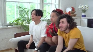 Meksikalı hayranlar evde TV izler. Meksika bayrağıyla duygusal spor hayranları