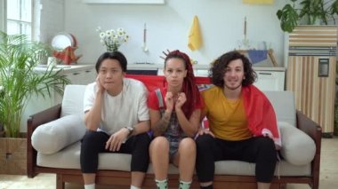 Hırvat futbol taraftarları evde televizyon izliyor. Hırvatistan bayrağıyla duygusal sporseverler