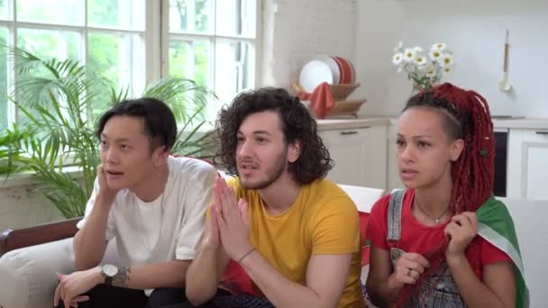 Emocionais fãs de futebol ou esportes portugueses assistem TV em casa. Um grupo de fãs amigos da bandeira de Portugal — Vídeo de Stock