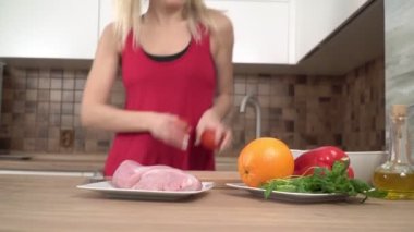 Çekici genç bayan ev hanımı mutfakta yemek pişiriyor ve dans ediyor.