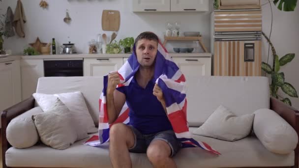 Az Egyesült Királyság nemzeti csapatának férfi sportrajongója otthon az Egyesült Királyság zászlajával — Stock videók