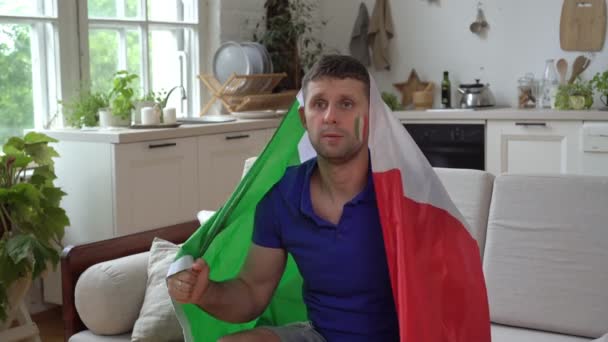 Włoski fan piłki nożnej wspiera drużynę narodową flagą Włoch — Wideo stockowe