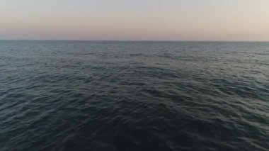 Akşamları karanlık açık deniz, gün batımında, hava manzarası. Güzel deniz geçmişi