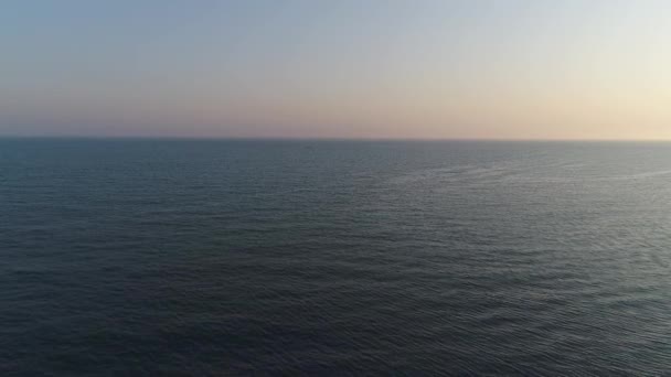 Vue d'en haut : panorama sur la mer ou l'océan en soirée. Aérien : fond marin au coucher du soleil — Video