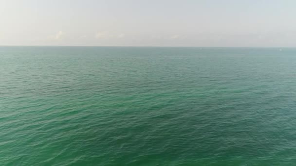Όμορφη γαλαζοπράσινη θάλασσα, εναέρια θέα. Ωκεανό, θαλάσσιο υπόβαθρο ή πανόραμα από ψηλά — Αρχείο Βίντεο
