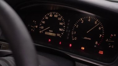 Araba konsolu. Spor araba olay yerinde hızlanıyor. Sürücü motorun devrini yüksek tutar.