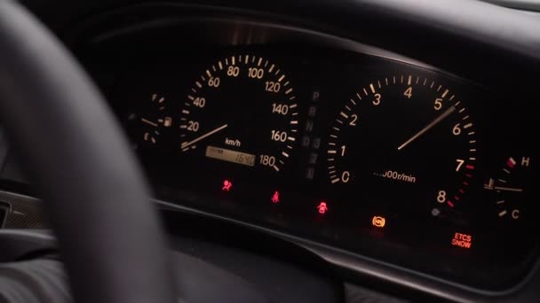 Car dashboard. The sports car revs on the spot. The driver keeps the engine revs high — Stock Video