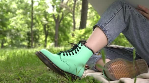 Nuori nainen muodikkaissa vihreissä kengissä. Tyylikäs naisten moderni kaupunkien kengät — kuvapankkivideo