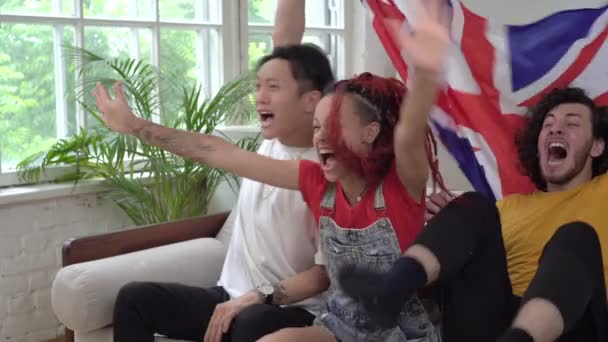 Brittiska fans tittar på sport hemma på TV. Glada fans med Förenade kungarikets flagga — Stockvideo
