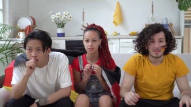 Alman taraftarlar TV 'de evde spor izliyorlar. Duygusal hayranlar Alman bayrağıyla arkadaşlar