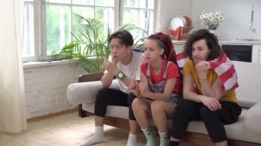 Amerikalı taraftarlar TV 'de spor izliyorlar. Amerikan bayrağıyla duygusal hayranlar