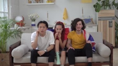 Duygusal hayranlar, İngiliz bayrağıyla arkadaşlar. İngiliz taraftarlar TV 'de spor izliyorlar