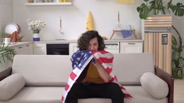 Abanico americano viendo deportes en casa en la TV. Abanico emocional con la bandera de USA — Vídeos de Stock