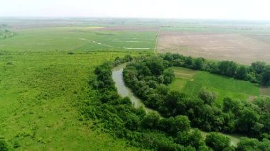 Hava manzarası: yeşil alan, tarıma elverişli arazi, nehir kıvrımı. Güzel yaz kırsal doğa arka planı