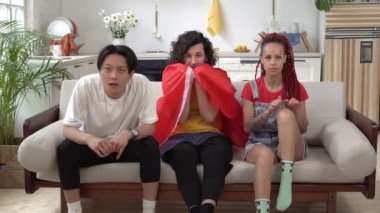 Mutlu Türk taraftarlar TV 'de maç izleyip zafere seviniyorlar