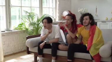 Mutlu İspanyol taraftarlar TV 'de maç izleyip zafere seviniyorlar.