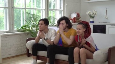 Mutlu Rus taraftarlar TV 'de maç izleyip zafere seviniyorlar.