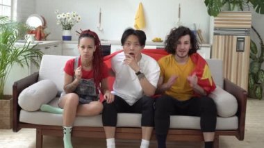 Çin bayrağı taşıyan hayranlar. Mutlu Çinli hayranlar evde televizyon izleyip zaferlerini kutluyorlar.