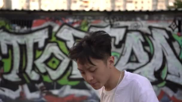 Ung modern asiatisk manlig streetdansare. Asiatisk man dansar breakdance eller hip hop på gatan — Stockvideo