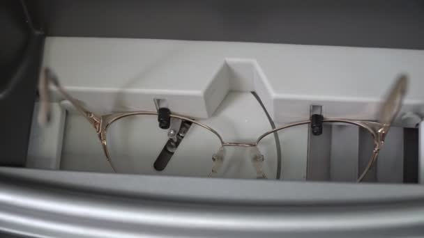 Optométrie, production individuelle de lunettes. Production de lunettes à l'aide d'équipements spéciaux — Video