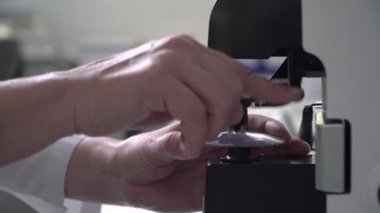 Laboratuvarda gözlük ve lens üretimi. Optometrist gözlük yapıyor