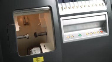 Optimetri - gözlük üretimi. Optik ekipman kullanılarak laboratuvarda gözlük yapma işlemi
