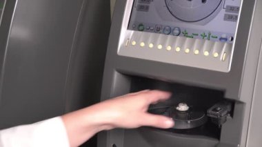 Optimetri - görüş için gözlük ve lens üretimi. Laboratuvar yapan bardaklar