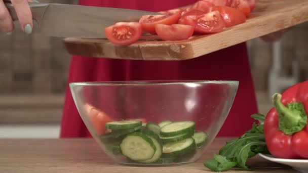 Vrouw in de keuken bereidt een groentesalade voor, slow motion — Stockvideo