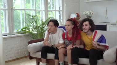 İngiltere milli takımının arkadaşları evde maç veya futbol izlerler.