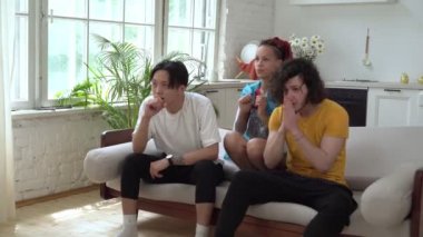 Arjantinliler, Arjantin milli takımının taraftarları, evde spor veya futbol izlerler.