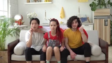 Kanada milli takımının bir grup taraftarı olan Kanadalılar, evde spor veya hokey izlerler.