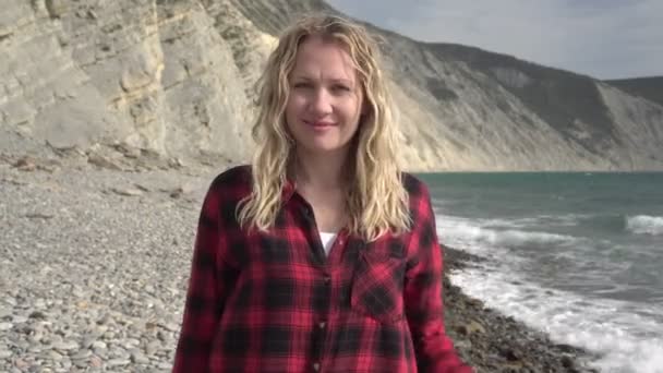 Potret seorang ekolog wanita di pantai laut. Lelaki relawan membersihkan sampah di pantai. — Stok Video