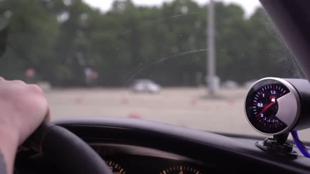 Indicador de turbina de coche deportivo. Compruebe la luz del motor que aparece en el monitor del salpicadero del coche — Vídeo de stock