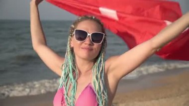 Denizde Türk bayrağı taşıyan güzel bir kadın. Sahilde Türk bayrağı taşıyan mutlu kadın turist