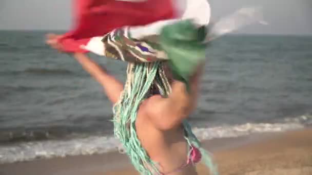 Mooie vrouw met de vlag van Mexico aan zee. Gelukkige vrouw toerist met Mexicaanse vlag op het strand — Stockvideo