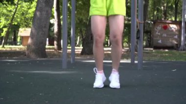 Açık havada spor yaparak spor yapan çekici bir kadın. Sporcu sokakta antrenman yapıyor.