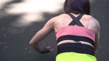 Kadın dışarıda şınav çekiyor. Fitness, sokak sporu. Sportif kadın spora gider.