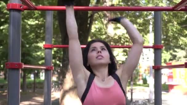 Спортивна жінка займається вуличним тренуванням. Спортсмен тренується на драбині для рук — стокове відео