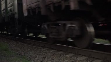Tren vagonları demiryolu ile seyahat eder. Bir yük treni raylarda ilerliyor.