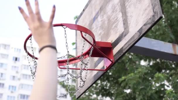 La palla va nel cestino da basket. giocatore segna un gol nel canestro da basket, al rallentatore. Streetball, basket primo piano — Video Stock