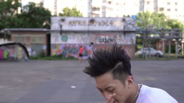 Retrato de un joven bailarín asiático de hip hop. Bailarina moderna callejera, estilo de vida juvenil. El hombre está bailando afuera. — Vídeo de stock