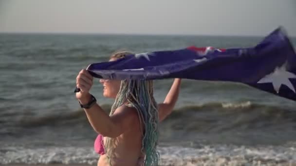 Jovem mulher atraente com bandeira da Austrália na praia do mar — Vídeo de Stock